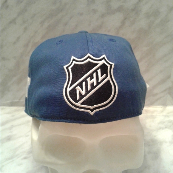 NEW Vancouver Canucks Reebok Fitted Flex Hat S/M - Picture 2 of 4